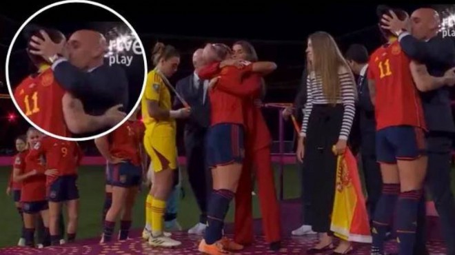 Skandal hareket: Federasyon başkanı futbolcuyu dudağından öptü