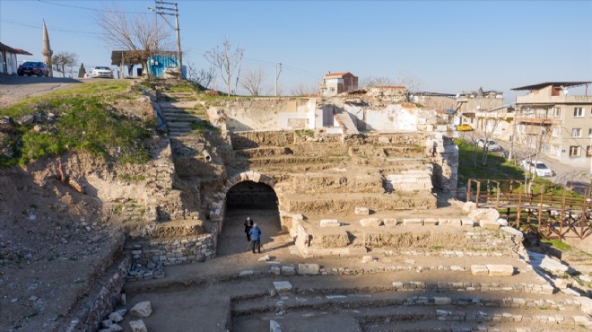 Smyrna Tiyatrosu nda antik tuvaletin ardından antik geçit bulundu