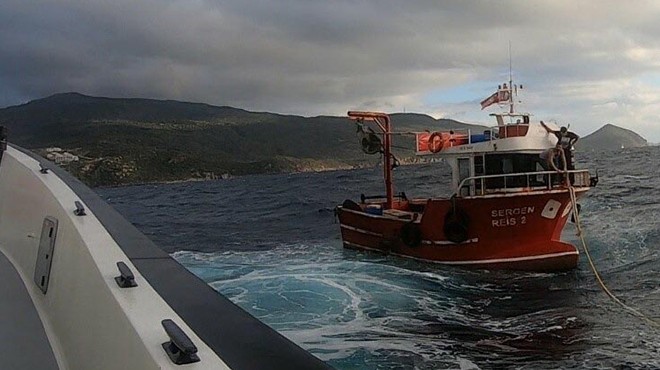 Sürüklenen tekneyi Sahil Güvenlik ekipleri kurtardı