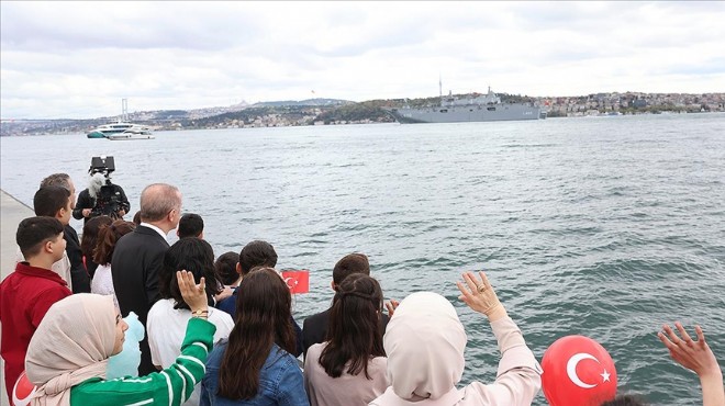 TCG Anadolu Boğaz da Erdoğan ı selamladı
