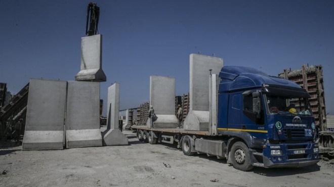 TSK dan İdlib çevresine 11 TIR beton blok!