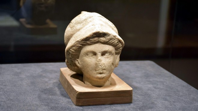 Tanrıça Athena nın 23 asırlık heykel başı 27 yıl sonra sergide!