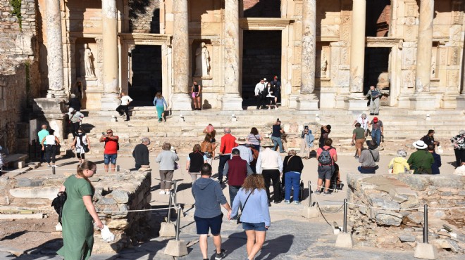 Tarih turizminin gözdesi Efes te pandeminin izleri siliniyor