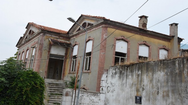 Tarihi Rum okulu yağmalandı