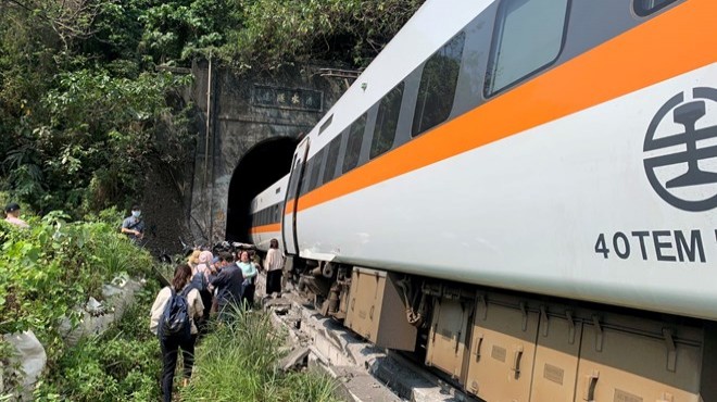 Tayvan da tren raydan çıktı: 36 ölü, 60 yaralı
