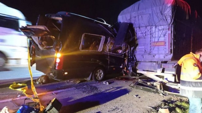 Tiyatrocuları taşıyan araç kaza yaptı: 3 ölü, 8 yaralı