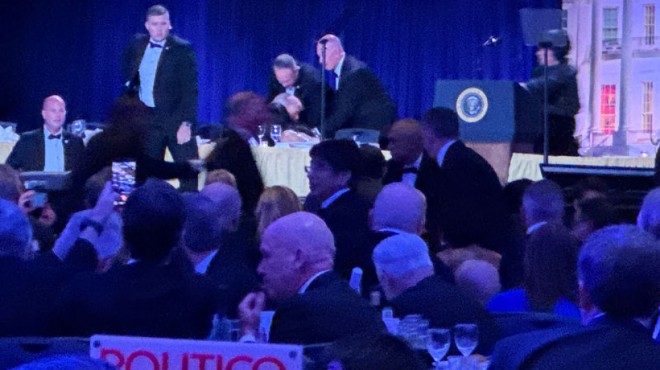 Trump'ın katıldığı yemekte silah sesleri!