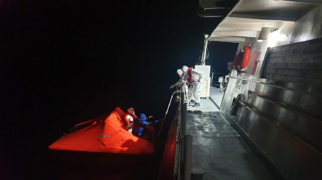 Türk kara sularına itilen 25 sığınmacı kurtarıldı