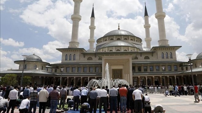 Türkiye de sadece bir camide cuma namazı kılınacak