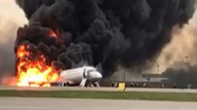 Uçak acil iniş yaparken yandı: 41 ölü