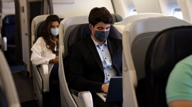 Avrupa da uçuşta maske zorunluluğu kalkıyor