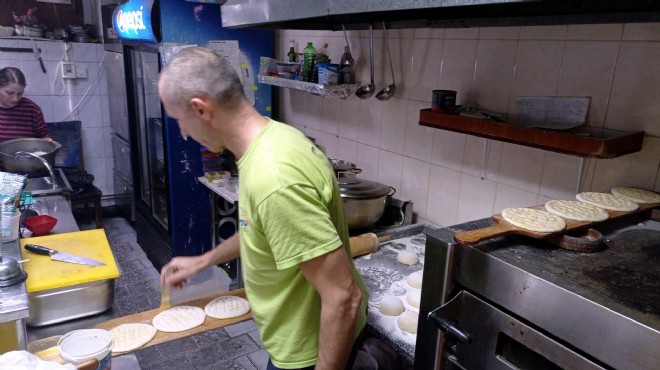 Ukrayna da yaşayan Türk aşçı askerler için yemek yapıyor