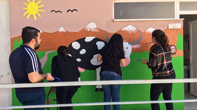 Üniversiteliler otizmli çocuklarla duvar boyadı