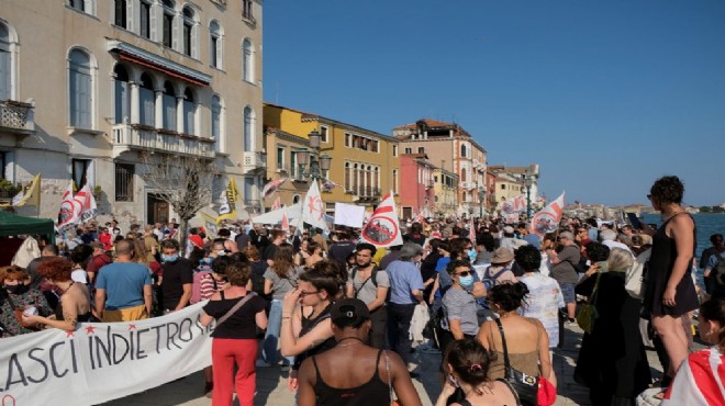 Venedik te  turist istemiyoruz  protestosu!