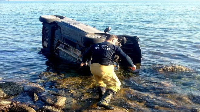Virajda savrulan otomobil denize düştü