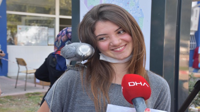 YKS manzaraları: Sınava papağanıyla geldi