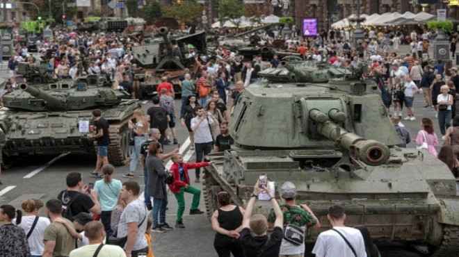 Yanan Rus tankları Kiev de sergileniyor