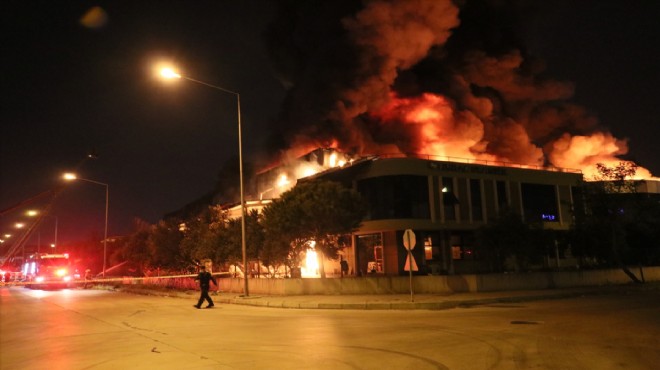Yangın kabusu: Plastik fabrikası küle döndü!