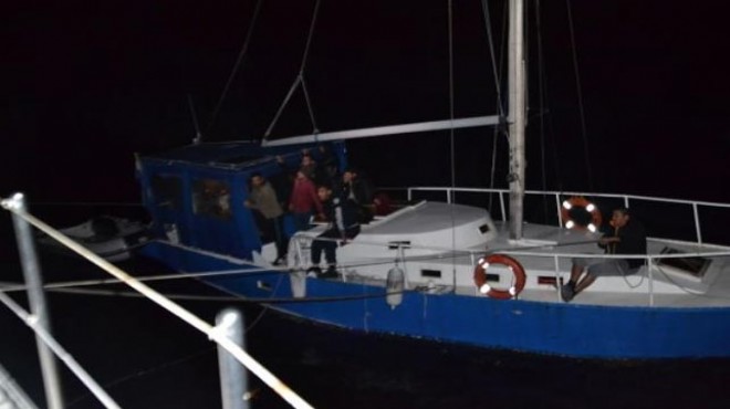 Yelkenli teknede 52 göçmen ile 1 organizatör yakalandı