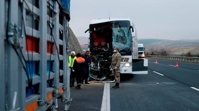 Yolcu otobüsü TIR a arkadan çarptı: 3 ölü, 30 yaralı