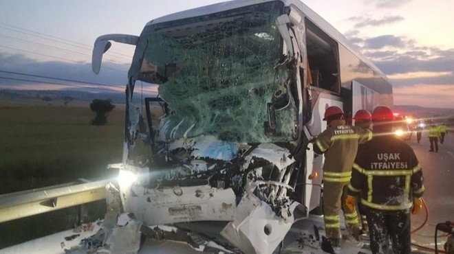 Yolcu otobüsüyle kamyon çarpıştı: 2 ölü, 18 yaralı