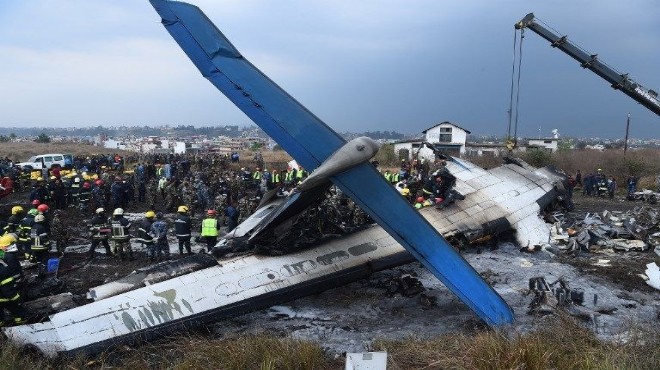 Yolcu uçağı futbol sahasına düştü: 49 ölü