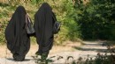 Çarşaf giyip sokakta gezen erkek avukata gözaltı