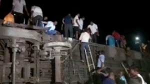 Hindistan'da tren kazası: 50 ölü, yüzlerce yaralı