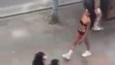 Kadiköy'de ip bikiniyle gezen manken kitap okuma şartıyla serbest!