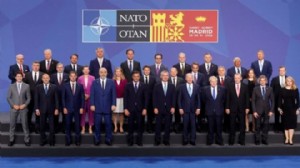 Tarihi zirve: NATO liderlerinden aile fotoğrafı!