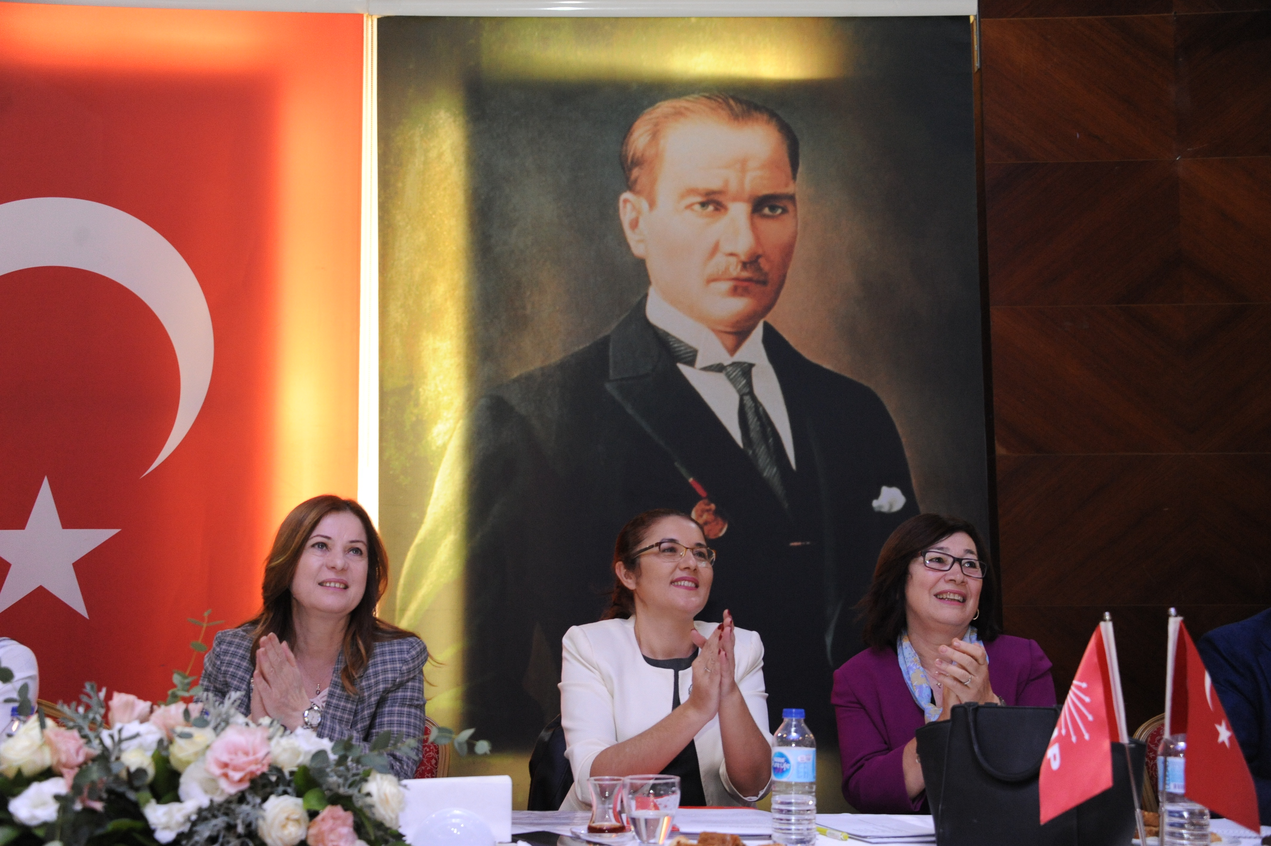 CHP'de 3 kongreli pazar: Çiğli'de 2 adaylı yarışı kim kazandı?