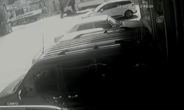 Bir kişinin tabancayla yaralanması güvenlik kamerasında
