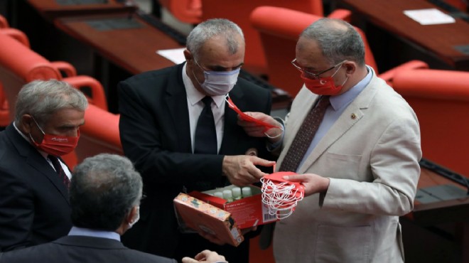  Ay-yıldızlı, Atatürk imzalı maske  tartışması: 3 cepheden peş peşe salvolar!