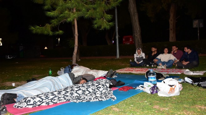 'Barınamıyoruz' isyanı İzmir'de: Öğrenciler parkta sabahladı