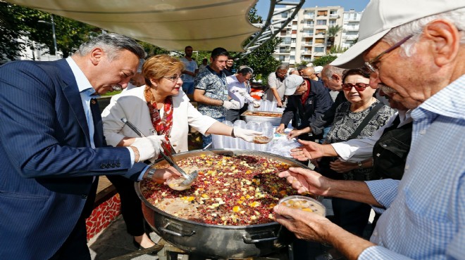 Başkan Pekdaş ve Vekil Bayır aşure dağıttı