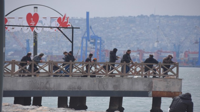  Evde kalın  çağrısına rağmen İzmir de sahiller doldu