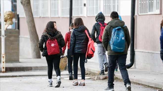  Öğrenciler yoksulluktan okula devam edemiyor 