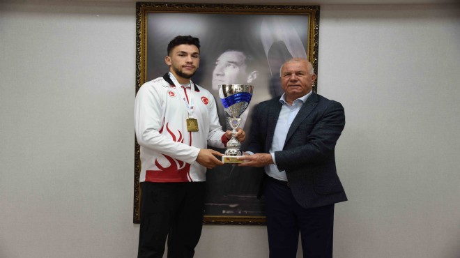 'Şampiyon' kupayı Başkan Karakayalı'ya getirdi