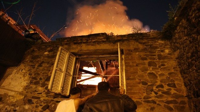2 katlı ev alev alev yandı: Komşular faciayı önledi!