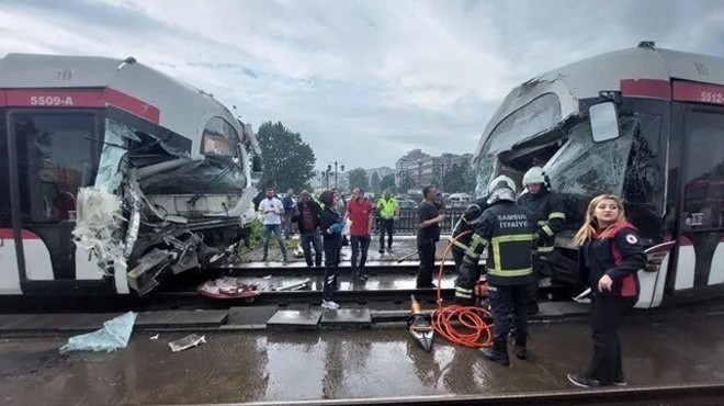 2 tramvay kafa kafaya çarpıştı: 26 yaralı!