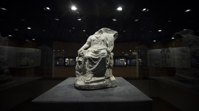 2300 yaşındaki 'Kybele' ve aslan heykelleri İzmir'de sergide!