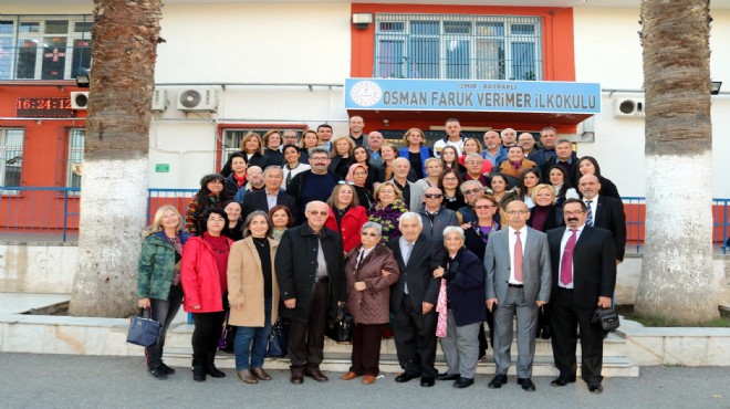 49 yıl sonra öğrenciyken fotoğraf çektirdikleri merdivende buluştular