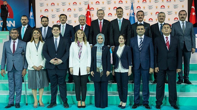 AK Parti İzmir’in adayları ilk kez bir arada: Erdoğan’la hatıra fotoğrafı