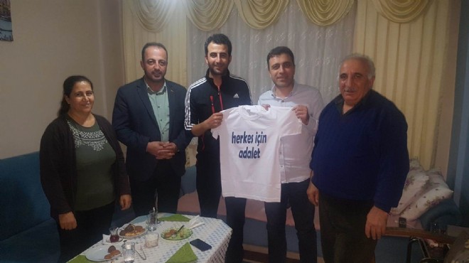 'Adalet tişörtü'nü Başkan Arslan'a hediye etti