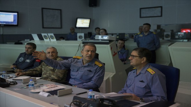 Akar dan İzmir mesaisi: Koordinasyon merkezinden gemi komutanlarıyla bağlantı kurdu
