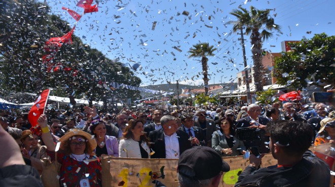 Alaçatı da renkli festival korteji!