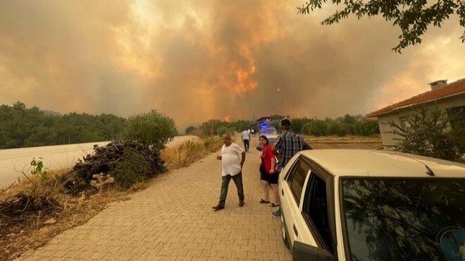 Alevlerle mücadele 4. gününde: 2 mahalleye tahliye
