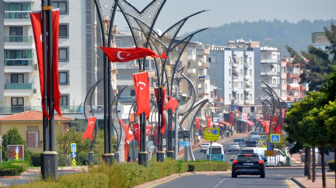 Aliağa Büyük Zafer için bayraklarla donatıldı