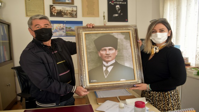 Aliağa'da muhtarlara Atatürk portresi