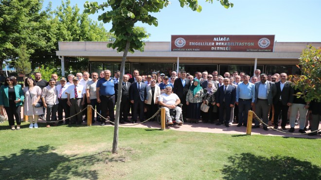Aliağa’da protokol ve vatandaşlar bayramlaştı